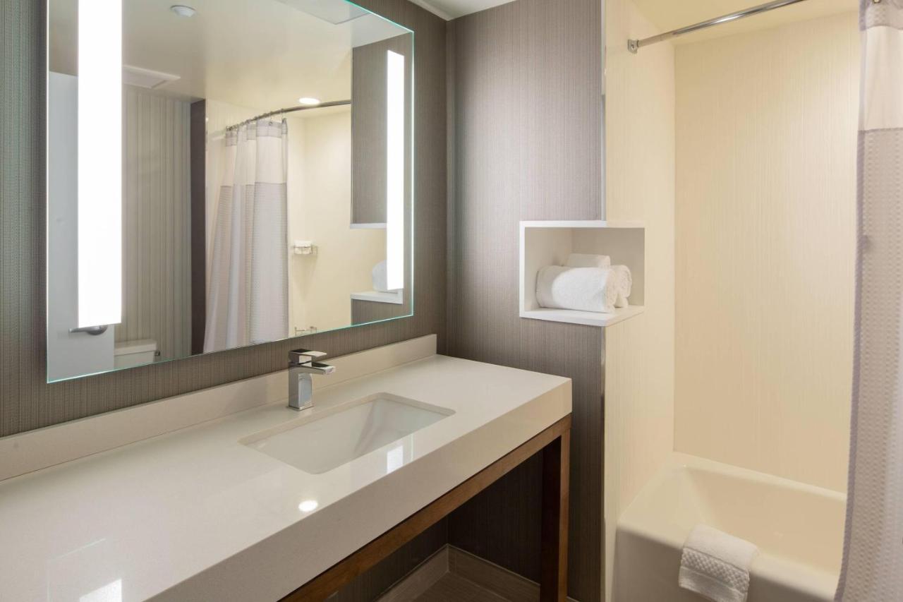 Courtyard By Marriott New York Queens/Fresh Meadows Екстериор снимка