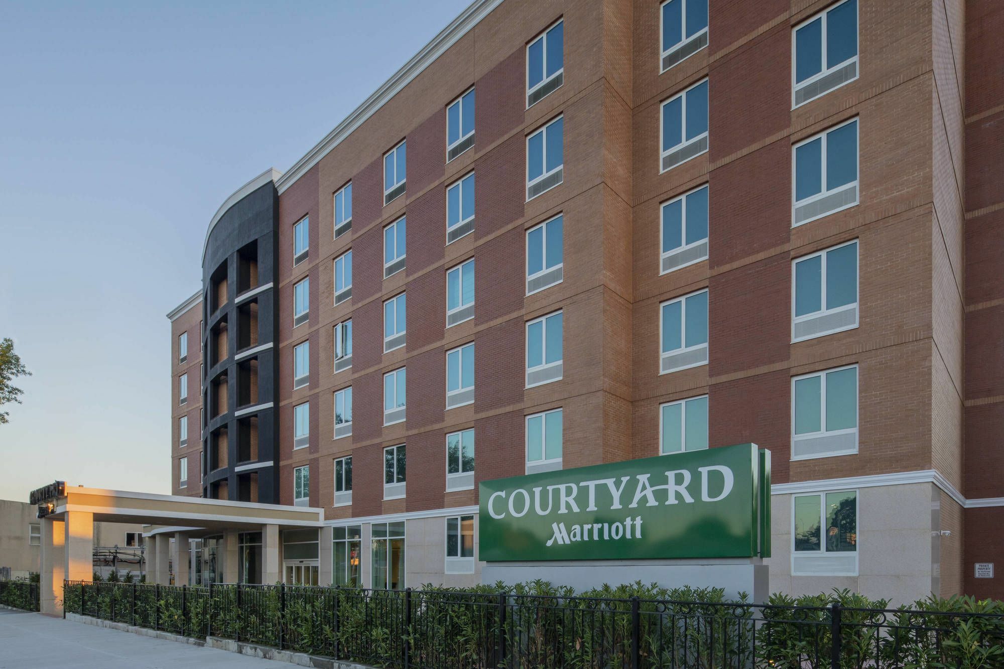 Courtyard By Marriott New York Queens/Fresh Meadows Екстериор снимка